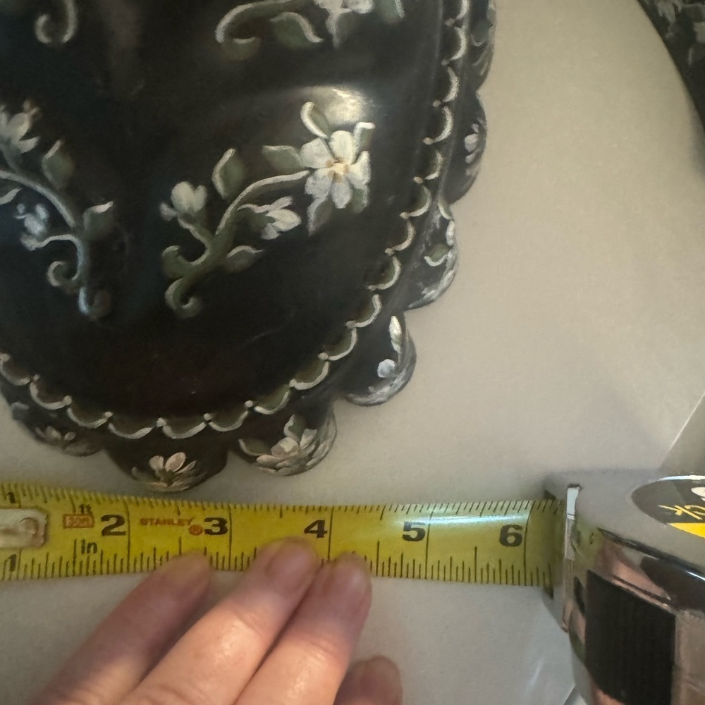 2 Piece Set of Black Tin Decorations, Hanging Painted with White Flowers. - Picture 11 of 16